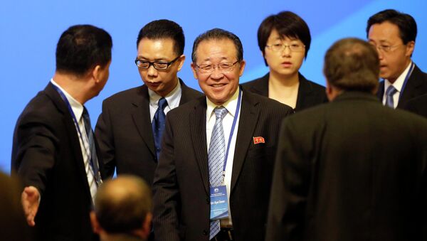 Посланник Северной Кореи Ким Ге Гван (в центре) на международном форуме в Пекине