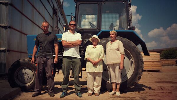 Алексей Иванов (второй слева) нашел общий язык с фермерами Егорьевского района