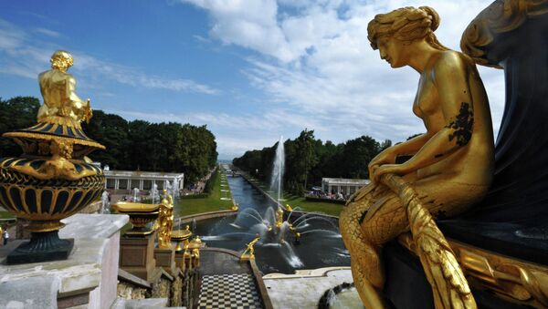 Скульптуры Большого каскада фонтанов в Петергофе, архивное фото.