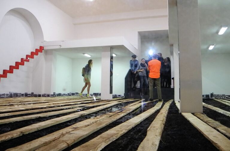 Реплика инсталляции Дмитрия Гутова Над черной грязью, галерея Риджина, 1994 год Реплика инсталляции Дмитрия Гутова Над черной грязью, галерея Риджина, 1994 год