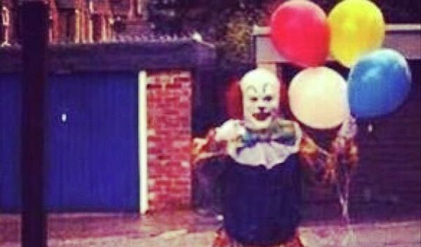 Зловещий клоун с шариками. Архивное фото