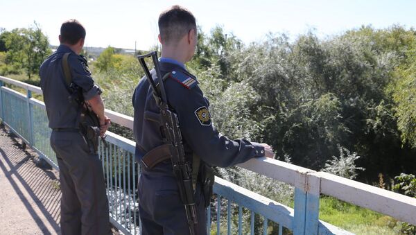 Полицейский кордон охраняет район от визитов диких медведей. Архивное фото