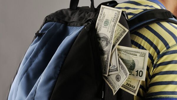 Рюкзак с деньгами, архивное фото