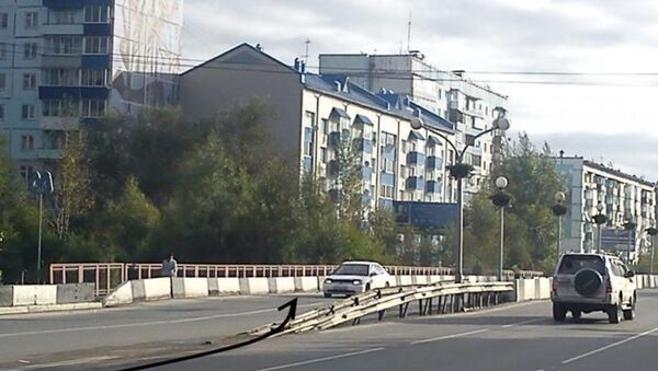 Таксист врезался в ограждение моста в Горно-Алтайске, событийное фото