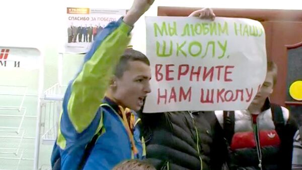 Дети с криками прорвались в московскую управу отстаивать закрытую школу