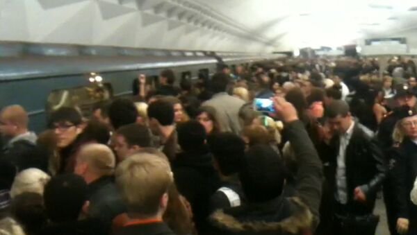 Пассажиры толкались и снимали на мобильные телефоны давку в столичном метро