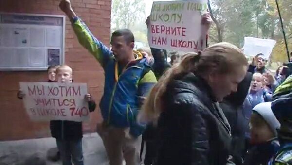 Ученики столичной школы № 740 протестуют против закрытия учебного заведения за нарушение санитарных норм