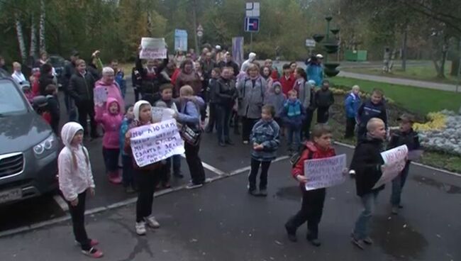 Ученики столичной школы № 740 протестуют против закрытия учебного заведения за нарушение санитарных норм