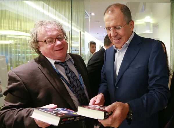 Политолог Николай Злобин (слева) дарит свою книгу министру иностранных дел РФ Сергею Лаврову на 10-м заседании Международного дискуссионного клуба Валдай