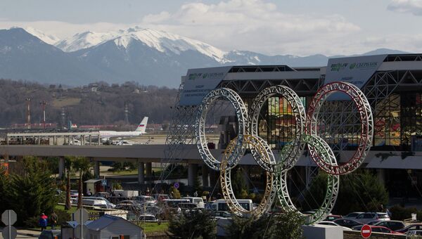 Олимпийские кольца у здания сочинского аэропорта. Архивное фото