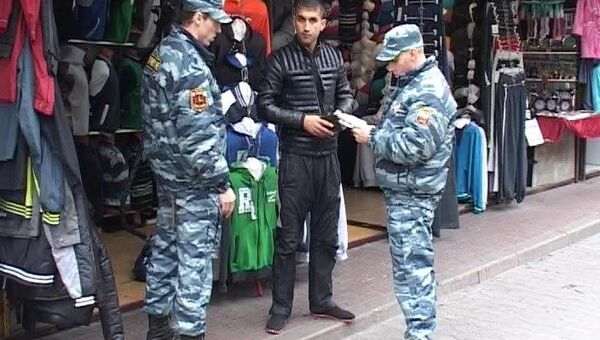 Рейд правоохранителей на оптовой базе в районе Сенной площади в Петербурге. Фото с места события