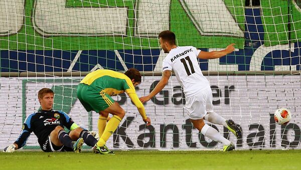 Нападающий Санкт-Галлена Горан Каранович забивает мяч в ворота Кубани