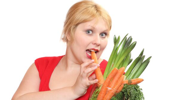 Толстушка ест овощи