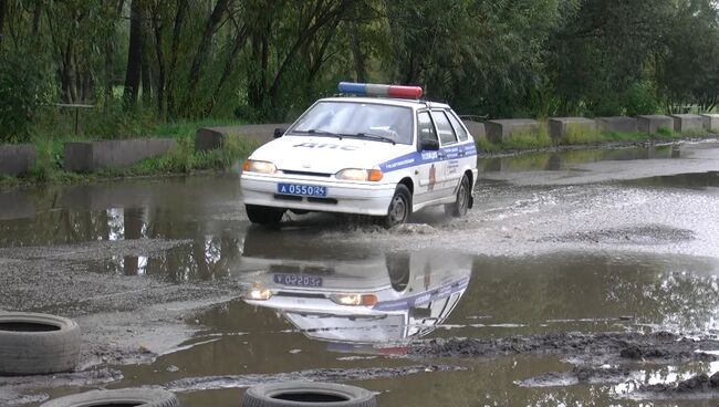 Сотрудники ГИБДД показали как правильно ездить осенью