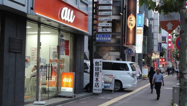 Отделение оператора сотовой связи au KDDI  в центре Токио через несколько часов после начала продаж новых iPhone
