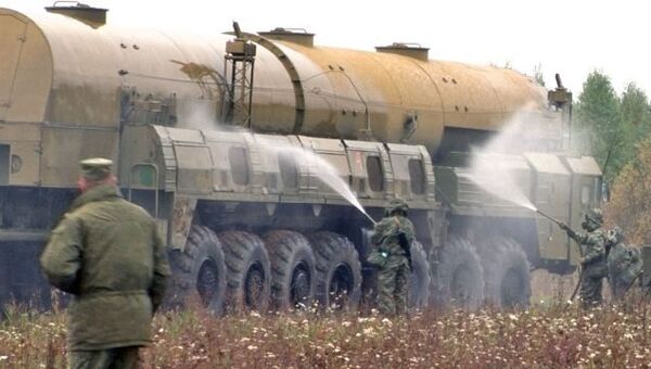 Молодые офицеры РВСН запустили ракету и устроили душ Тополю