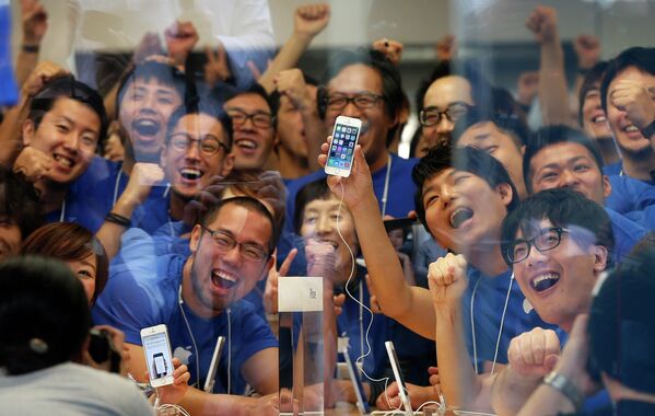 Начало продаж новых смартфонов iPhone 5c и 5s в Токио