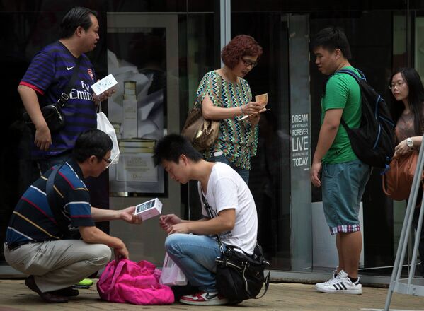 Начало продаж новых смартфонов iPhone 5c и 5s в Гонконге