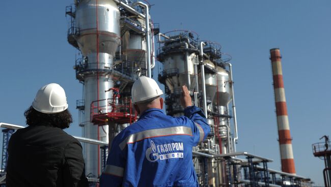Сотрудники нефтеперерабатывающего завода ОАО Газпром нефть. Архивное фото