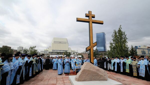 Камень и крест на месте строительства собора в Красноярске, архивное фото