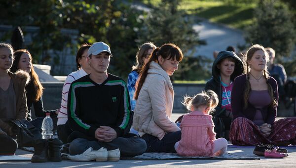 Жители Владивостока медитируют в День мира. Фото с места события.