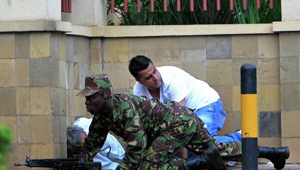 Солдат кенийской армии у торгового центра в Найроби. Фото с места события