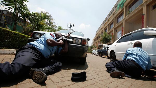 Полицейские у здания торгового центра в Найроби. Фото с места события