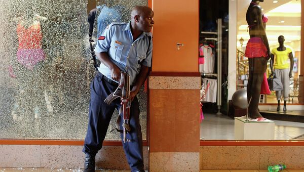 Полицейский в торговом центре в Найроби. Фото с места события