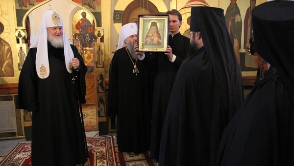 Патриарх Кирилл получил в подарок икону святого старца Федора в томском монастыре, событийное фото