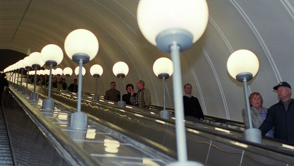Пассажиры едут по эскалатору на станции Парк Победы