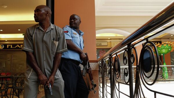 Сотрудники полиции в торговом центре в Найроби