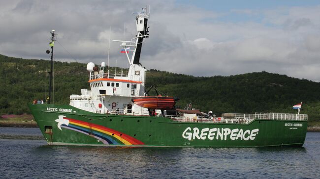 Судно Greenpeace Арктик Санрайз задержано пограничниками РФ, архивное фото