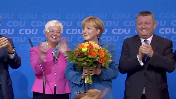 Сторонники Меркель песнями поздравили ее с победой на парламентских выборах