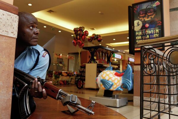 Сотрудник полиции в торговом центре в Найроби