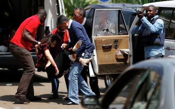 Оказание помощи женщине, пострадавшей при захвате заложников в торговом центре Найроби, Кения