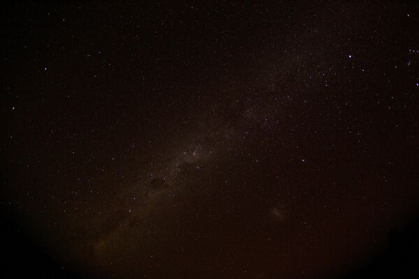 Звездное небо над горным массивом Эронго в Намибии