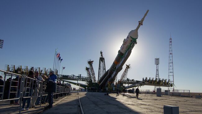 Вывоз ракеты Союз-ФГ с кораблем Союз ТМА-10Мна старт. Фото с места события