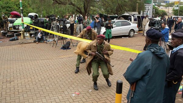 Военные у торгового центра в Найроби, фото с места события