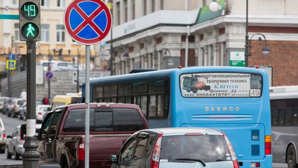 Дорожный знак Парковка запрещена на Океанском проспекте во Владивостоке. Архивное фото