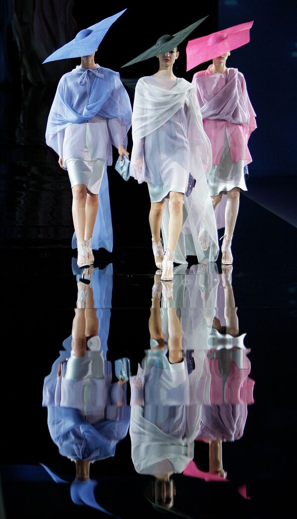 Показ весенне-летней коллекции Giorgio Armani на Неделе моды в Милане