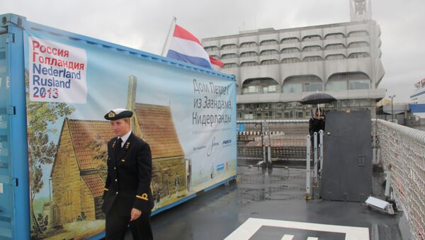 ВМС Нидерландов доставили в Санкт-Петербург Домик Петра Первого. Фото с места события