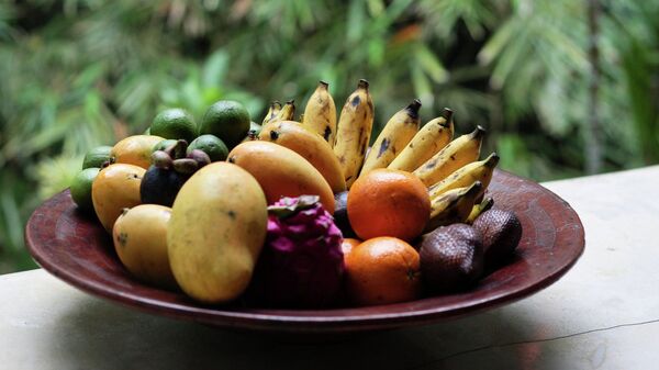 Тарелка с фруктами. Архивное фото