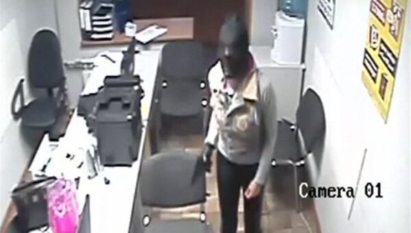 Фотомодель, ворвавшаяся в офис нижегородской фирмы с чулком на голове