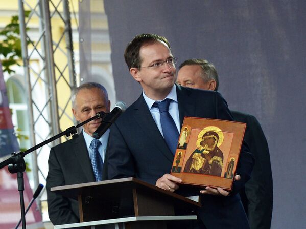 Министр культуры России Владимир Мединский держит в руках икону Федоровской Богоматери XVIII века