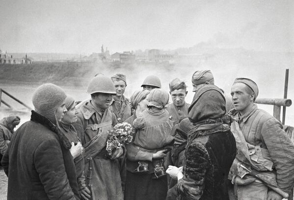 Встреча советских солдат с жителями Смоленска