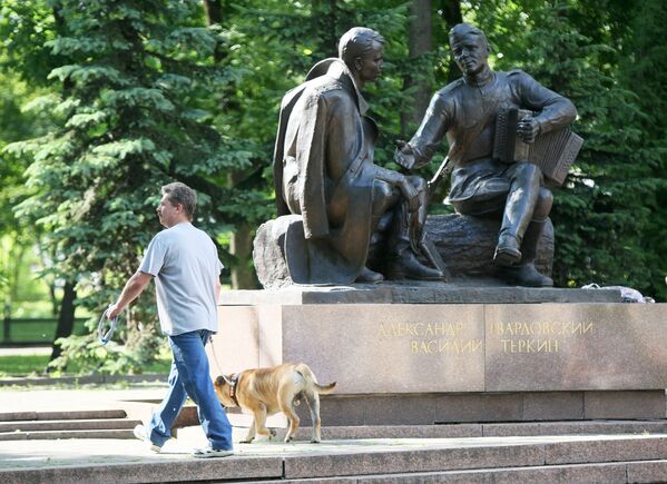 Памятник литературному герою Василию Теркину и его автору - поэту Александру Твардовскому