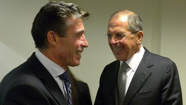 Министр иностранных дел России Сергей Лавров (справа) и генеральный секретарь НАТО Андерс Фог Расмуссен. Архивное фото