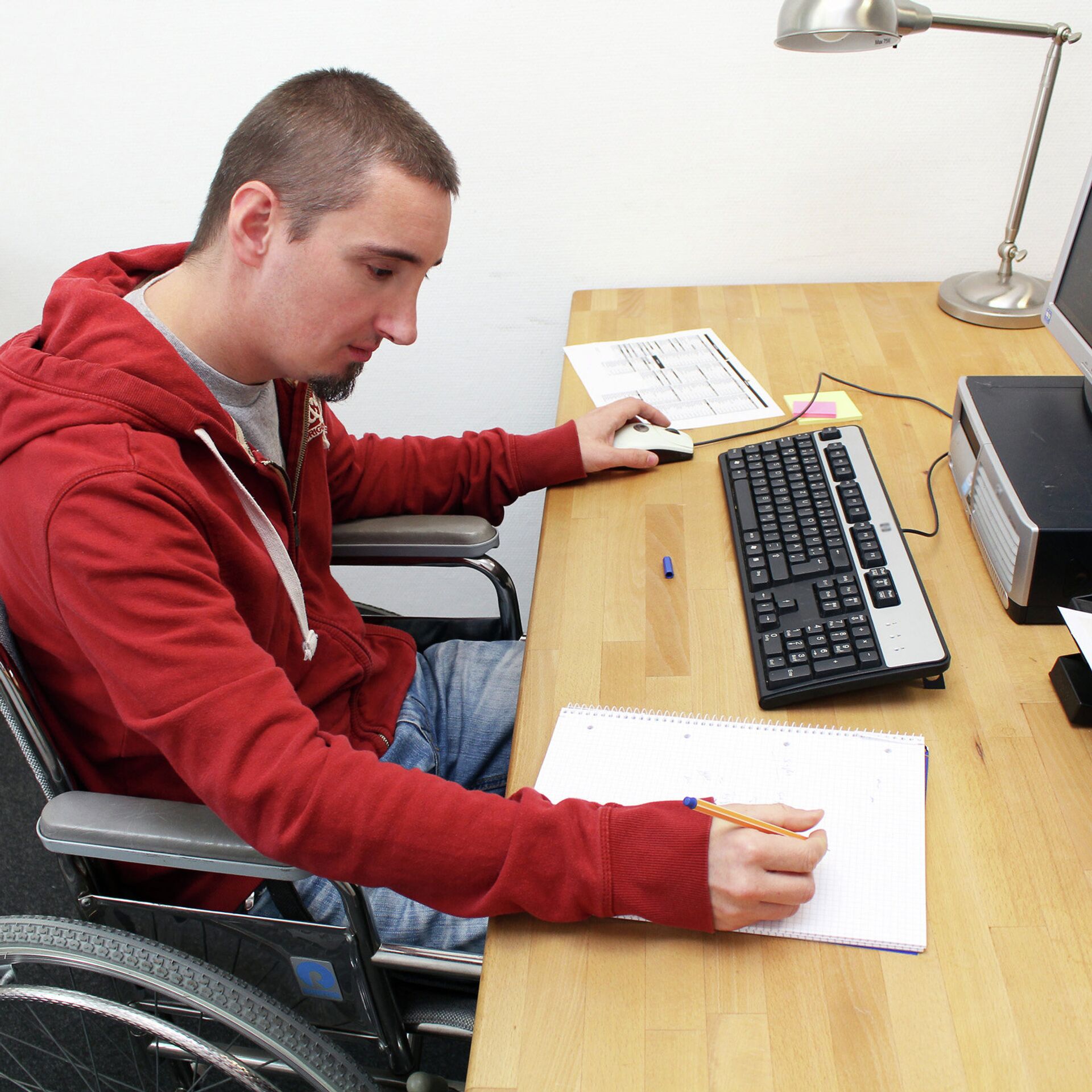 Работа инвалиду рабочая группа. Инвалид за компьютером. Людей с ограниченными возможностями компьютер. Рабочие места для инвалидов. Человек за компьютером.