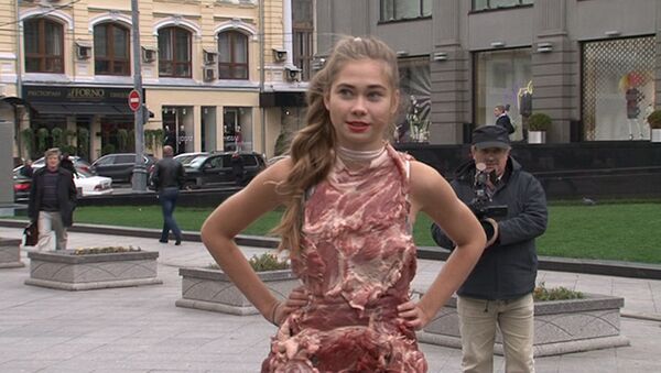 Девушка в платье из свинины призывала москвичей отказаться от мяса