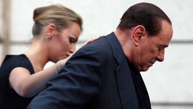 Экс-премьер Италии Сильвио Берлускони со спутницей Франческой Паскали, архивное фото